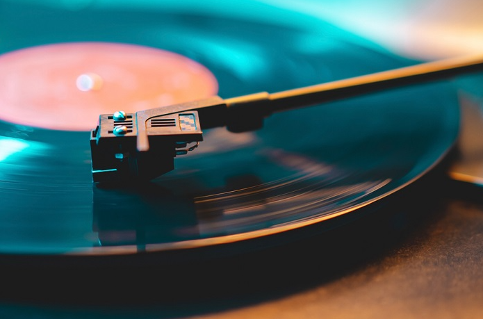 Dari Vinyl Hingga Streaming: Evolusi Perangkat Mendengarkan Musik